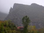 Gnderen:Mustafa etinkaya www.ulukayakoyu.com  - Detay: Ulukaya Koyu - catal kaya ve hemen altinda bir samanlik goruntusu...! - Tarih: 10/31/2007 - Hit: 3286